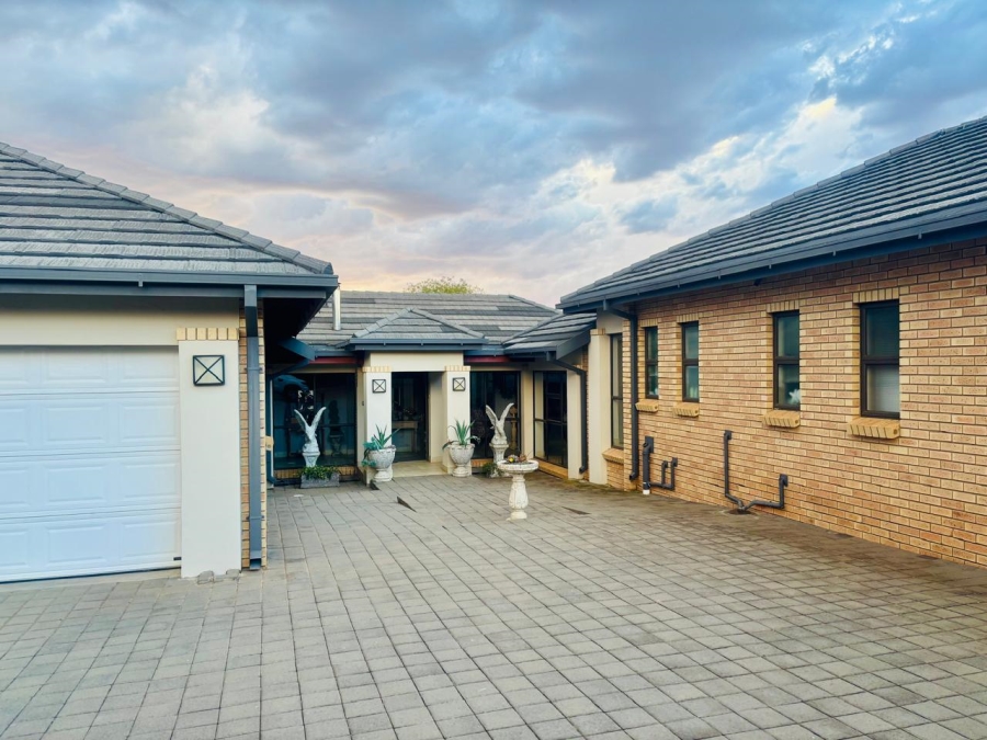 3 Bedroom Property for Sale in Vredenhof Sh Free State